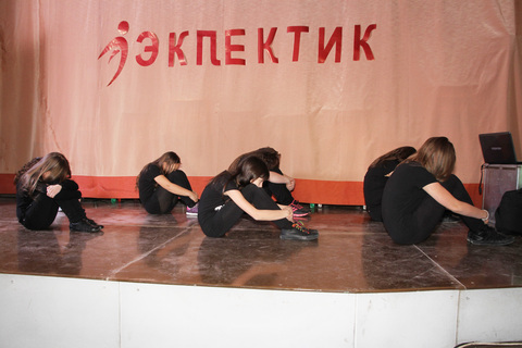 Выступает старшая танцевальная группа 