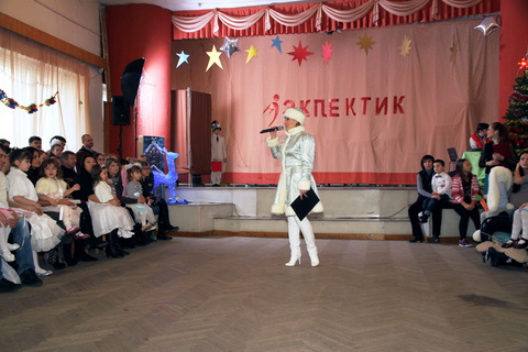 Снегурочка приветствует гостей новогоднего праздника 