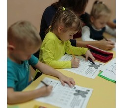 Кто-то выбирает танцы, а кто-то английский язык или подготовку к школе.
Кто-то выбирает танцы, а кто-то английский язык или подготовку к школе.
