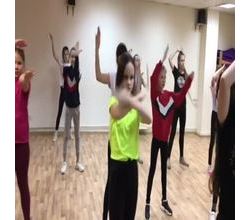 Девчонки не успели вернуться с выступления в МЕГЕ, как уже начали учить новый танец ??.
Девчонки не успели вернуться с выступления в МЕГЕ, как уже начали учить новый танец ??.