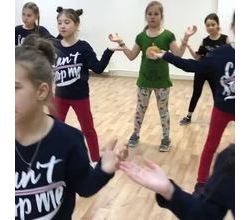 Наши маленькие артистки кривляются на танцах ?

.