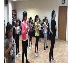 Ухх, ну и сосредоточены же девчонки на повторении за ловким движением рук тренера ?? Лишь бы не ошибиться, открытый урок все-таки ?.
Ухх, ну и сосредоточены же девчонки на повторении за ловким движением рук тренера ?? Лишь бы не ошибиться, открытый урок все-таки ?.